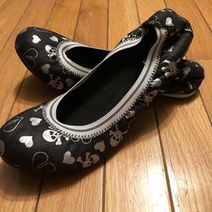 Skull and broken heart flats